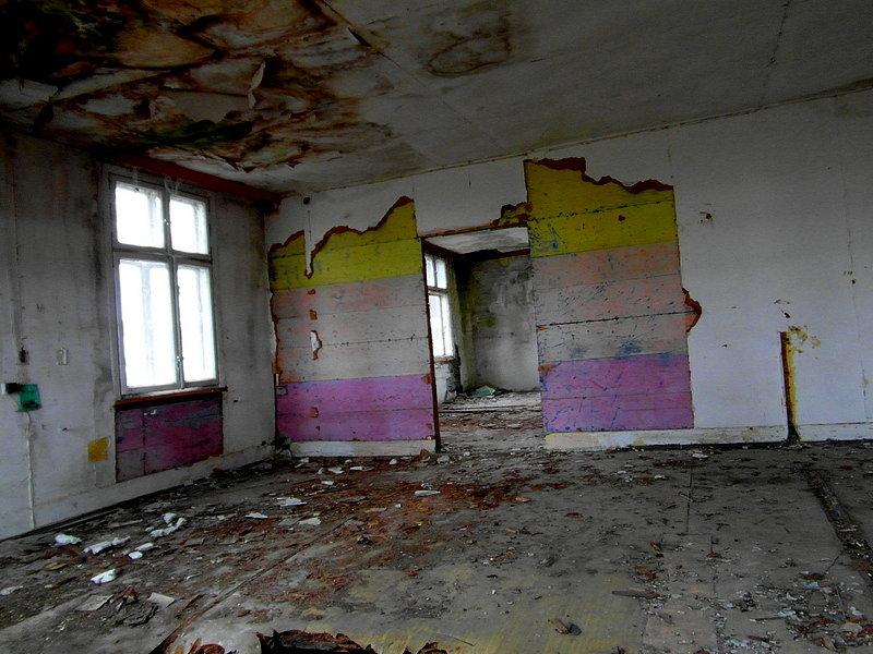 Niszczejący dom podcieniowy w Borętach Pierwszych