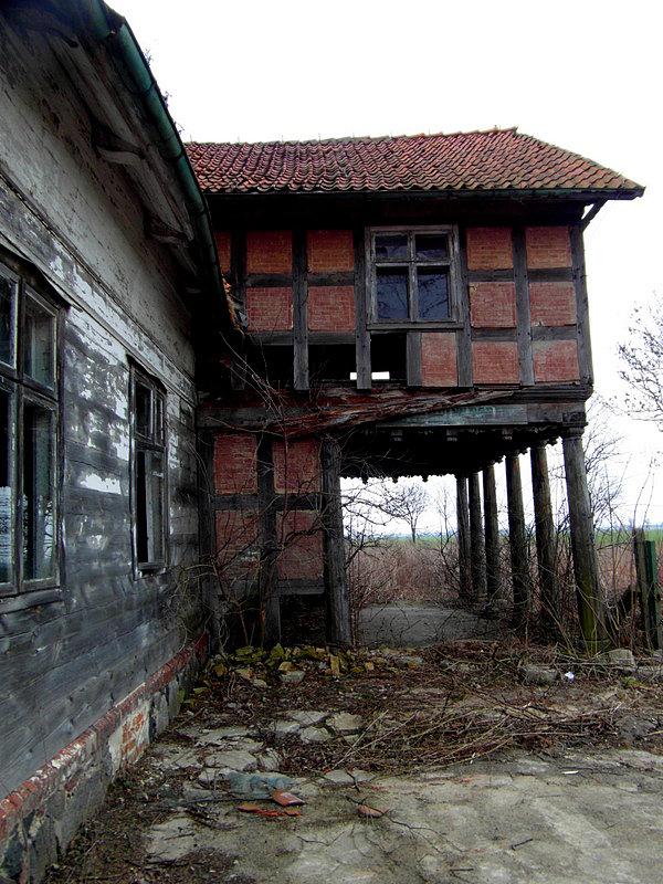 Niszczejący dom podcieniowy w Borętach Pierwszych