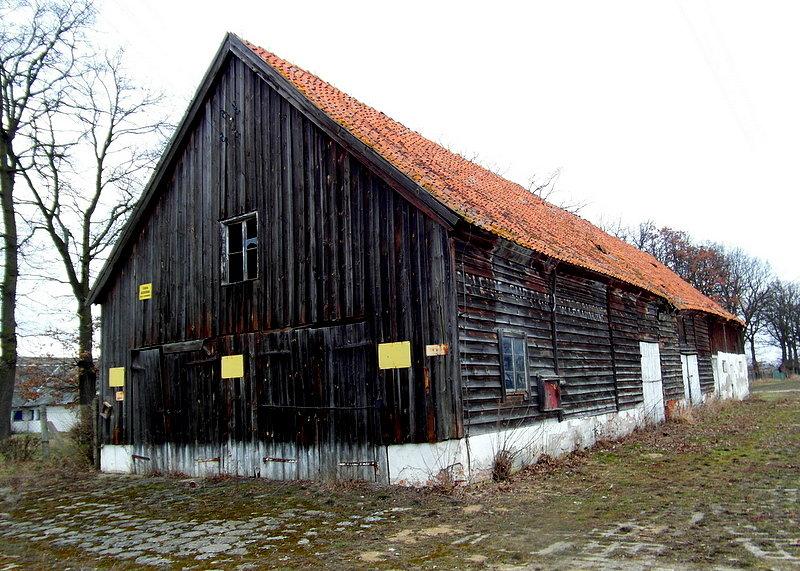 Niszczejący dom podcieniowy w Borętach Pierwszych