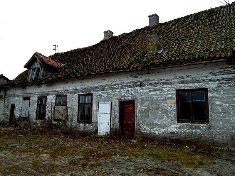 Niszczejący dom podcieniowy w Borętach Pierwszych
