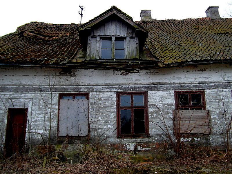 Niszczejący dom podcieniowy w Borętach Pierwszych