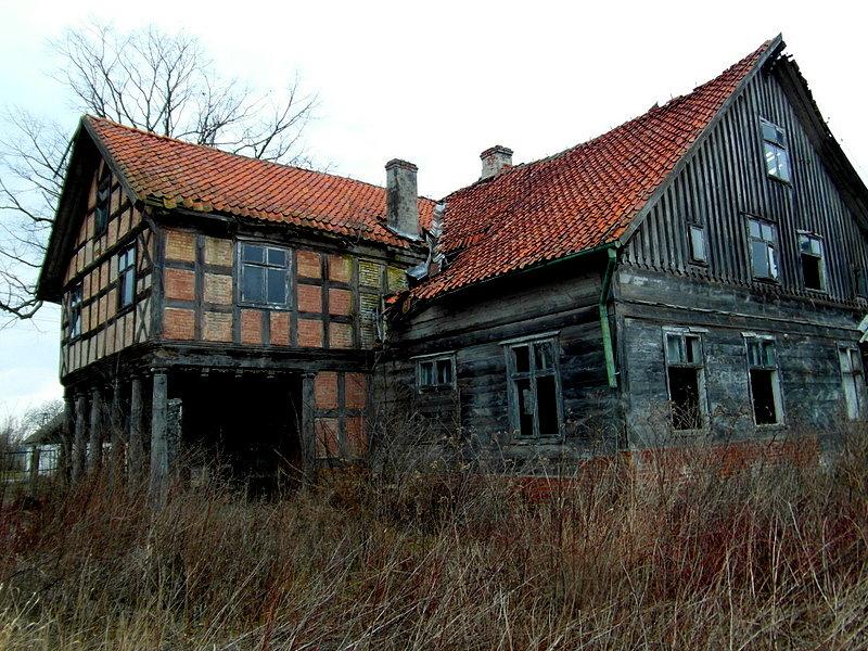 Niszczejący dom podcieniowy w Borętach Pierwszych