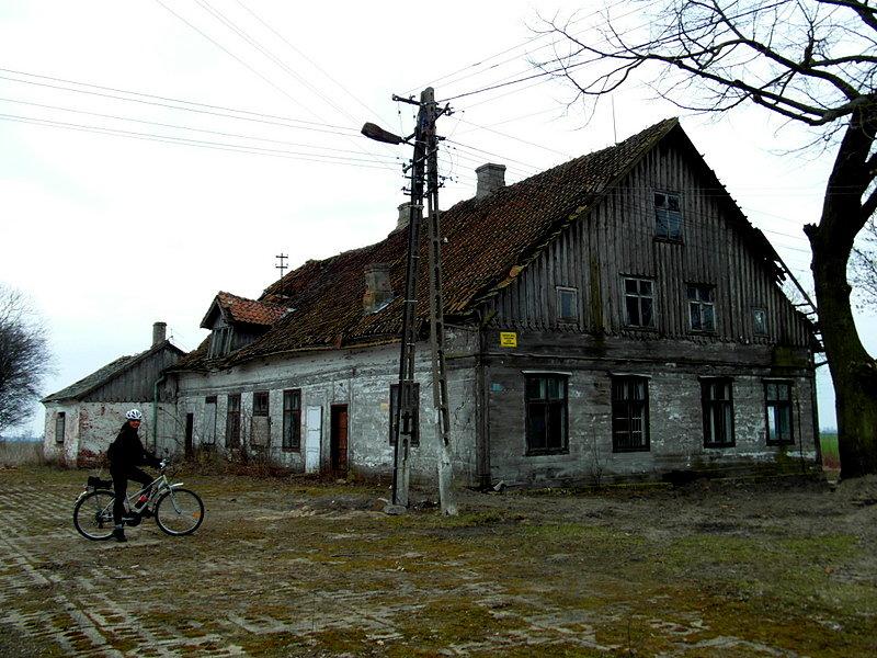 Niszczejący dom podcieniowy w Borętach Pierwszych