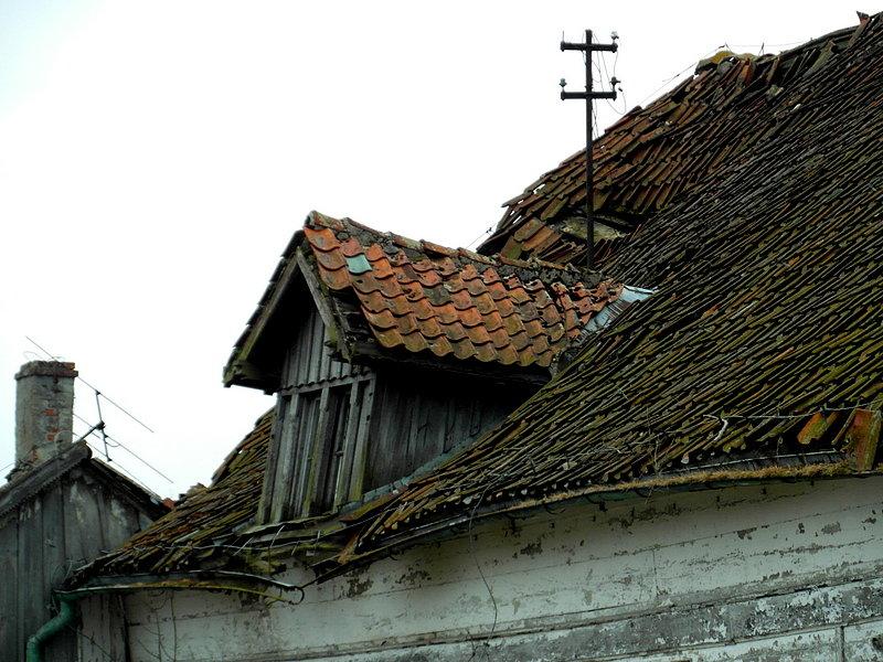 Niszczejący dom podcieniowy w Borętach Pierwszych