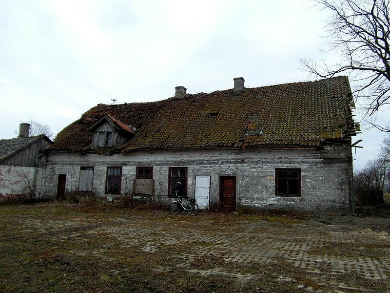 Niszczejący dom podcieniowy w Borętach Pierwszych