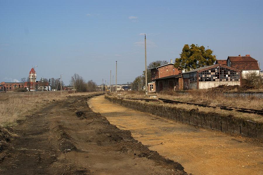 Remont linii 306. Stacja w Krapkowicach i gotowy teren pod układanie nowego toru