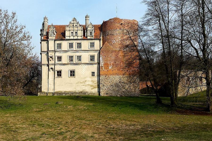 Zamek w Pęzinie z przełomu XIV i XV w