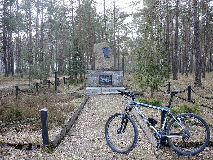 Przed pomnikiem zwiadowców w Rzecinie