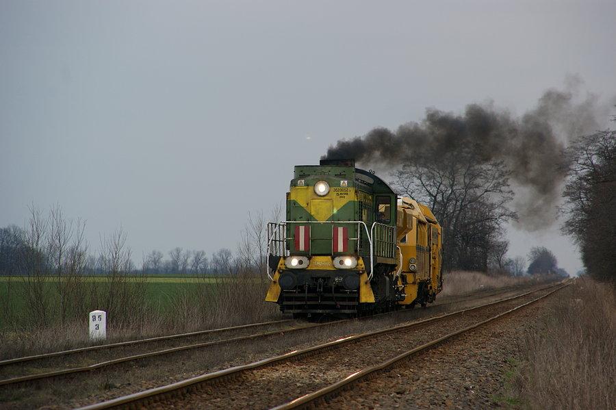 TEM2-002 prowadzi maszyny torowe na szlaku Twardawa - Głogówek
