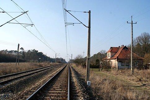 W stronę domu kolejowego w Skrzynkach