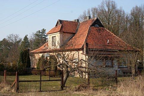 Zamieszkały dom kolejowy w Skrzynkach