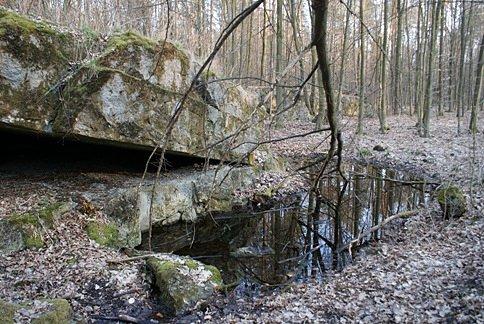 I kilku niewielkich betonowych fragmentów, dobrze widocznych tylko zimą