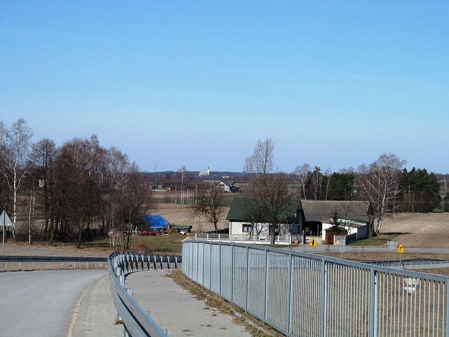 Nad autostradą okolice wioski Rozdzielna. W oddali kościół w Domaniewicach. W linii prostej to około 7,2 km od tego miejsca