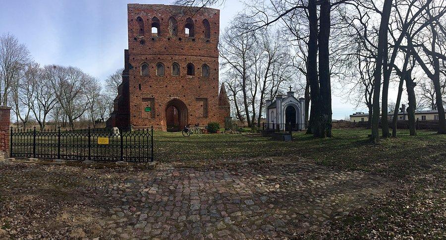 Steblewskie ruiny stały punkt na trasie nad morze