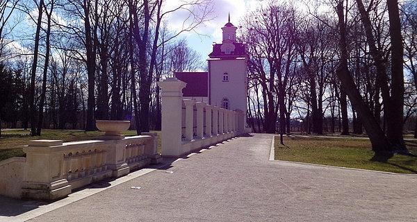 Ogrodzenie dziedzińca w zespole pałacowo-parkowym Radziwiłłów w Białej Podlaskiej
