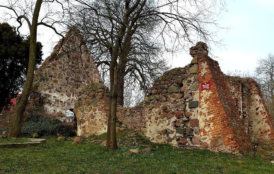 Ruina kościoła z 2 poł. XIII w w Moczyłach