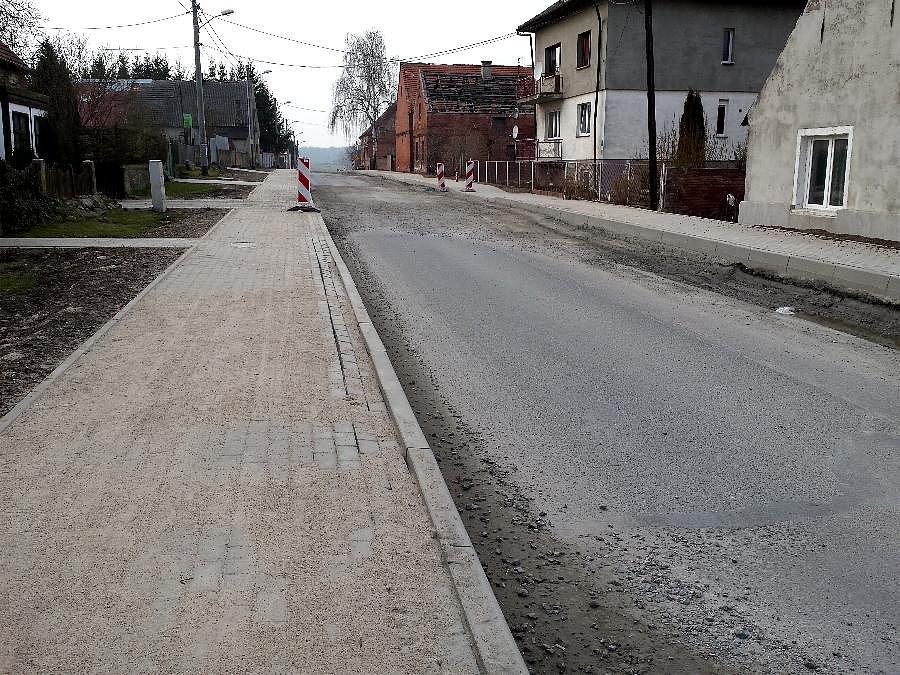 Nowy chodnik w Starym Czarnowie w kilku miejscach juz uszkodzony