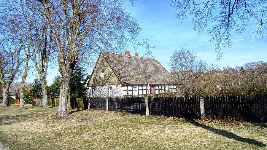 Szachulcowy budynek w Strumianach (zresztą nie jedyny)