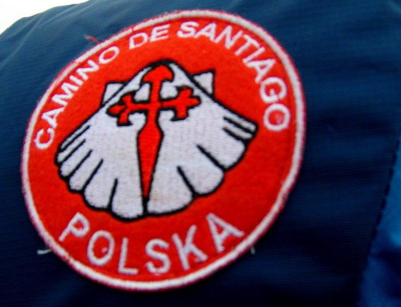 Polska naszywka Camino do Santiago na plecaku pana Marka Kamińskiego