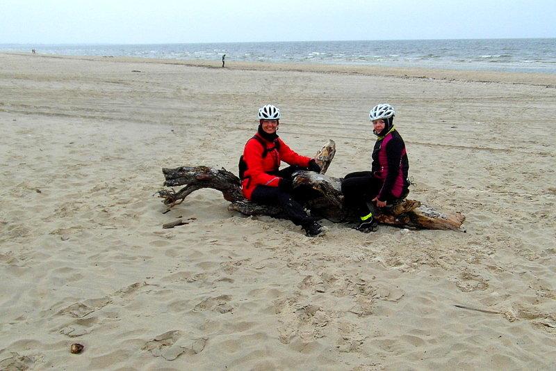 Ja i Kaśka na plaży w Jantarze