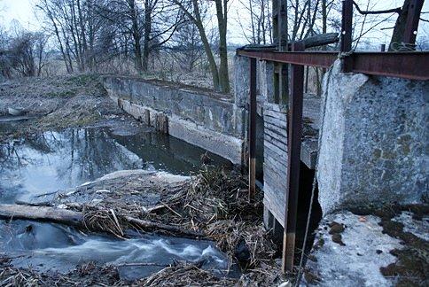 Młyn ten widać, że jest nieczynny, choć w posiadaniu rąk prywatnych