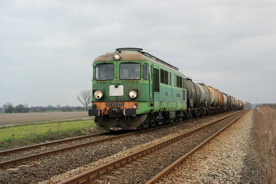 ST43-333 wspina się pod górkę pomiędzy Twardawą a Głogówkiem. Beczki jadą z Puław Azot do Prudnika