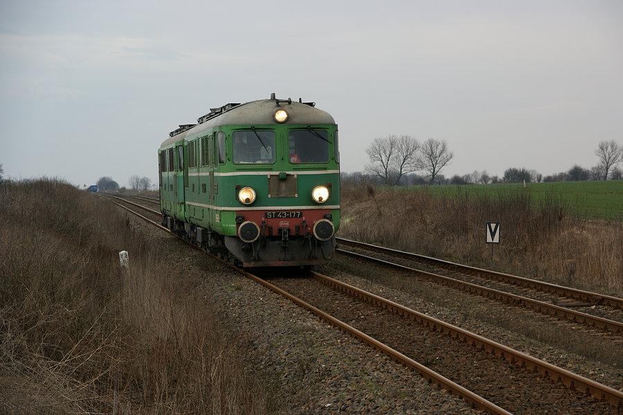 Luzakujące Rumuny 177 i 333 jadą do Kędzierzyna po swoje składy towarowe. Za rumunami widoczne węglarki również prowadzi ST43-272 do Jaworzyny Śląskiej