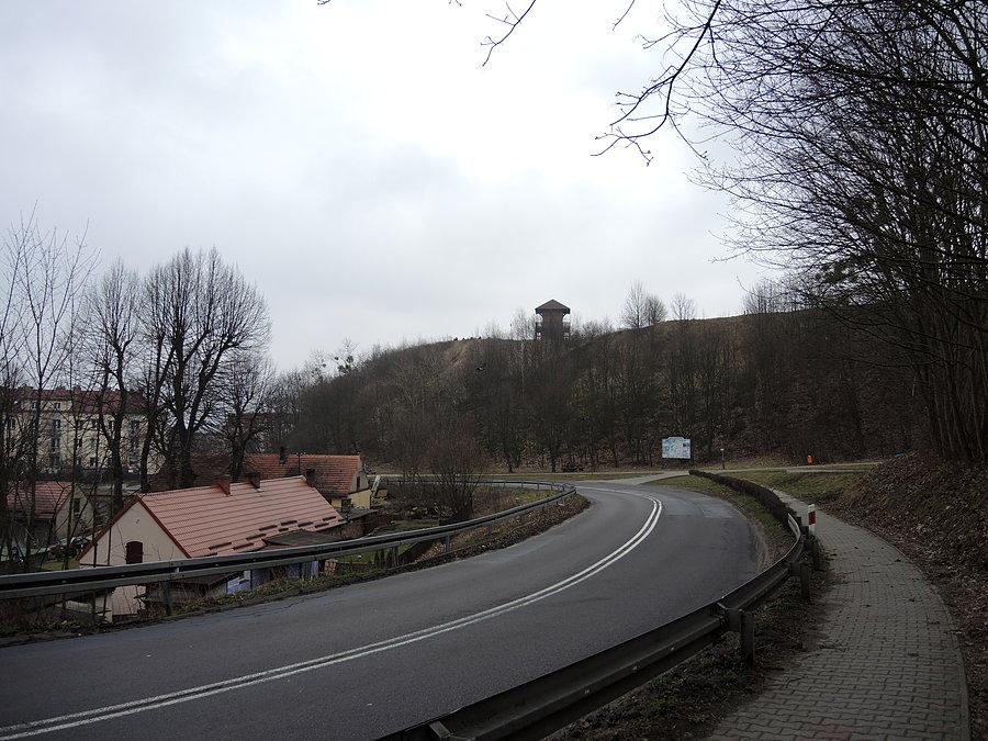 Wjazd do Ujścia / w tle wieża widokowa