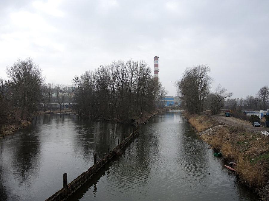 Gwda i widok na hutę szkła w Ujściu