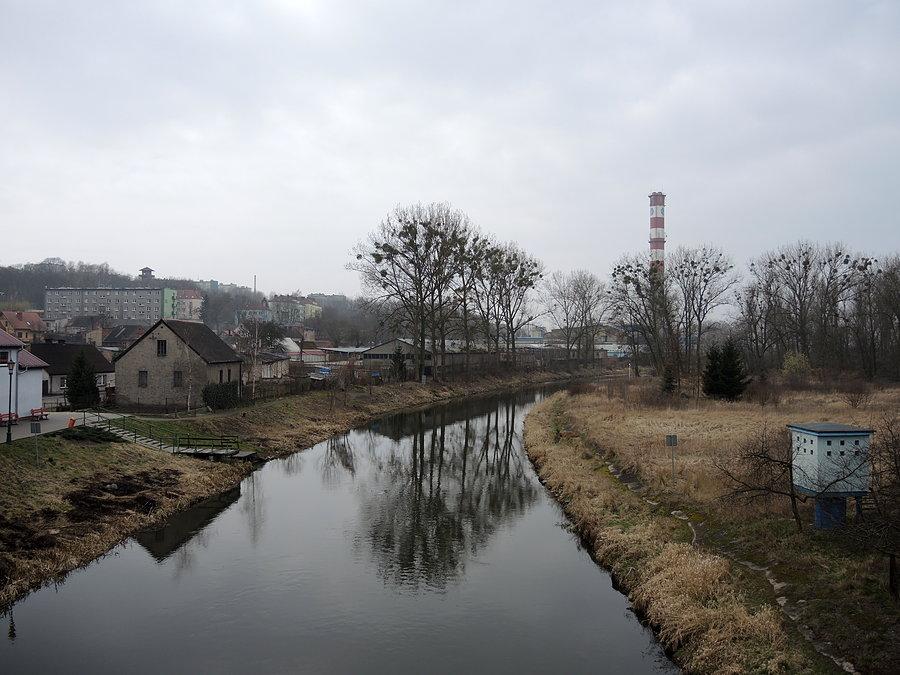 Widok na Noteć w Ujściu / w tle huta szkła