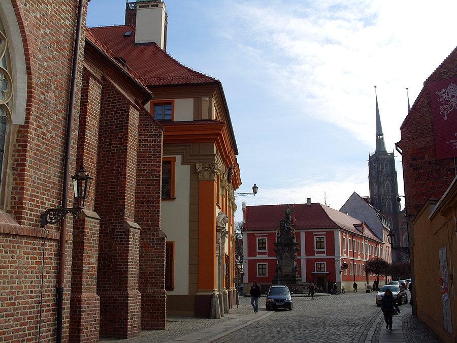 Kieruję się w stronę Placu Kościelnego gdzie znajdują się dwory kanoników, dawny sierociniec, kolegiata św. Krzyża i św. Bartłomieja, archikatedra pw. św. Jana Chrzciciela