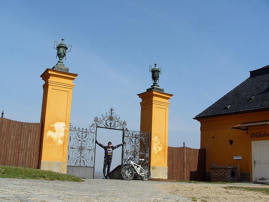 I na zamku pobieram opłaty 2 zł za przejście przez bramę ;)). Oczywiście dziewczyny mają ulgowe buziak ;))