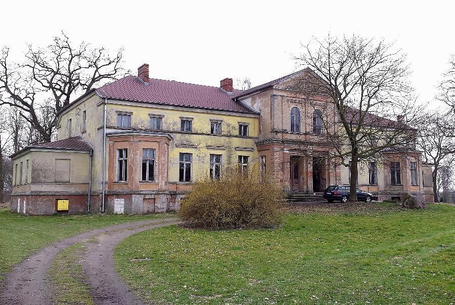 Pałac neoklasycystyczny z poł. XIX w w Strzyżnie