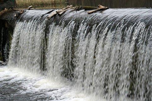 Tryskająca woda na stawie nad Gacią