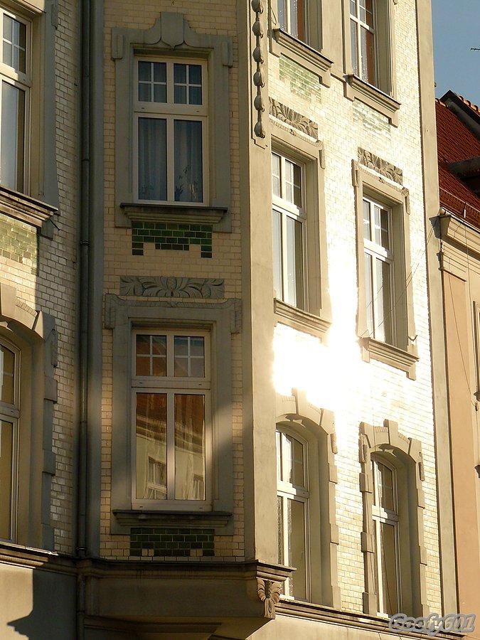 Połyskująca elewacja na rynku