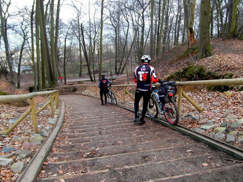 Schody z rynną dla rowerzystów