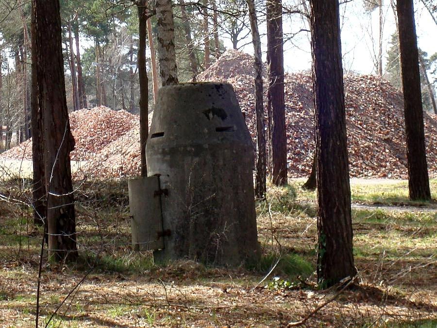 Kolejny bunkier na terenie fabryki kabli w Załomiu