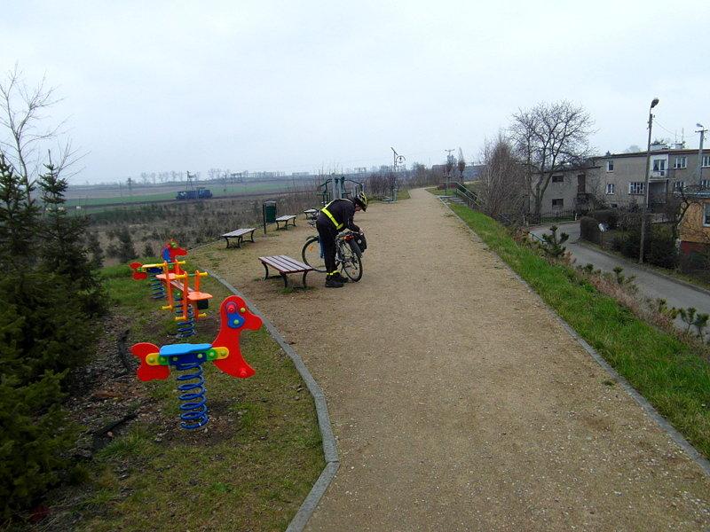 Ścieżka rekreacyjna - na trasie zwiniętych torów w Pszczółkach