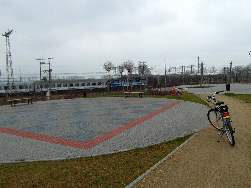 Ścieżka rekreacyjna - na trasie zwiniętych torów w Pszczółkach