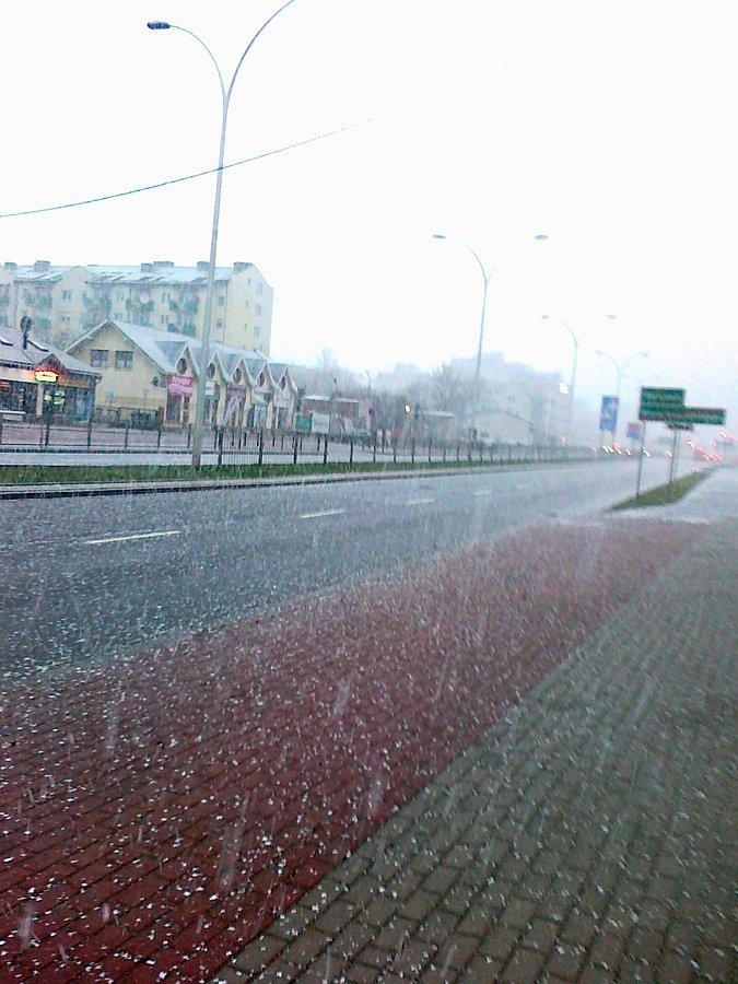 Pod wiatr śnieg zasypuje oczy