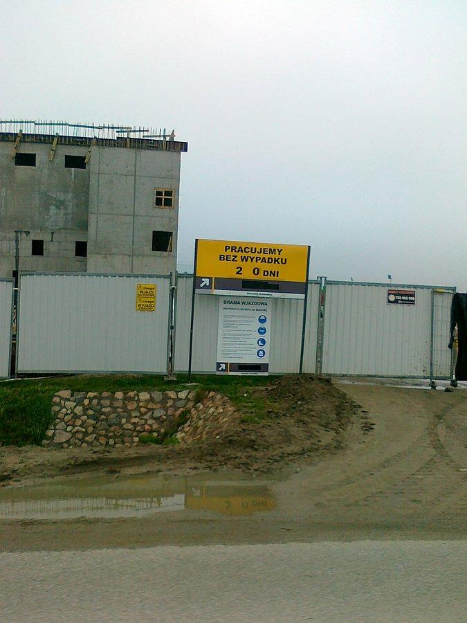 Na budowie znowu zgubili cyferkę, tym razem środkowa im odpadła