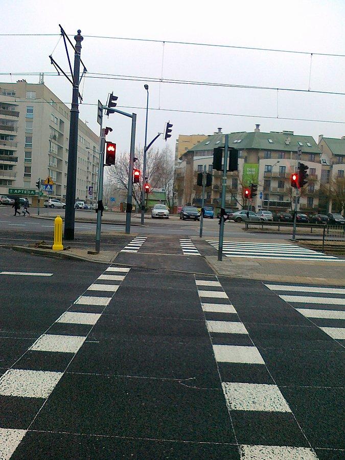 Przejeżdżając przez Powstańców przy Kazubów bardzo długo się czeka na zmianę świateł