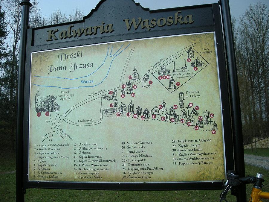 Tablica informacyjna o stacjach Kalwarii Wąsoskiej