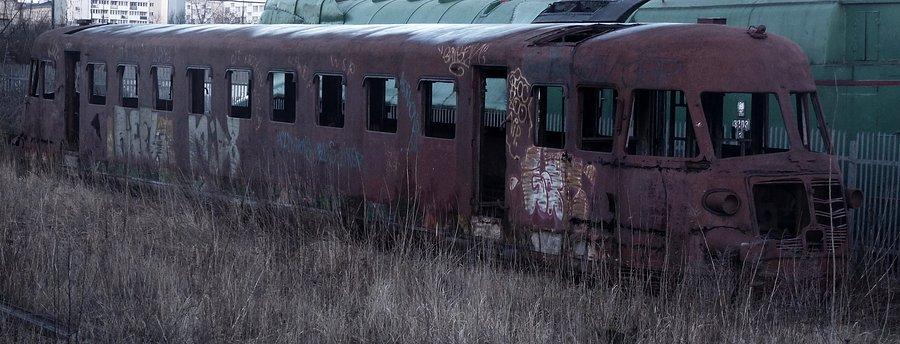 Wagon spalinowy SD-80. Swego czasu najszybszy pociąg w Polsce. Takie peerelowskie Pendolino. Stoi i rdzewieje