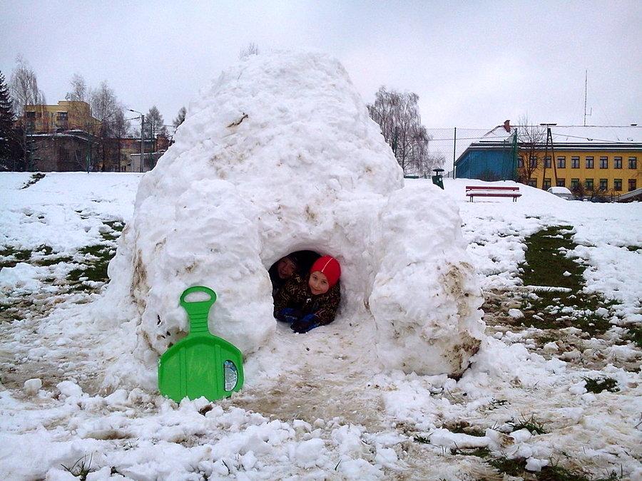 Iglo koło bloku