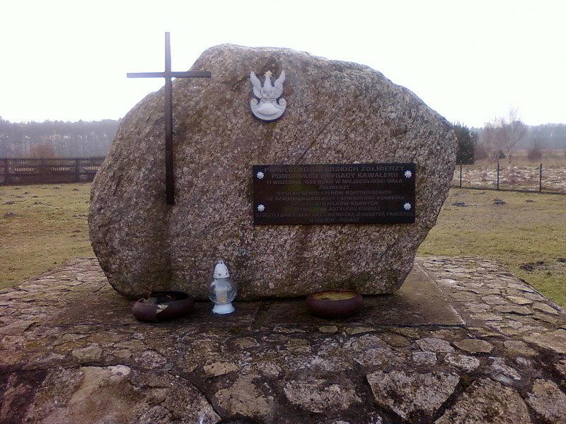 Pomnik we wsi Orła