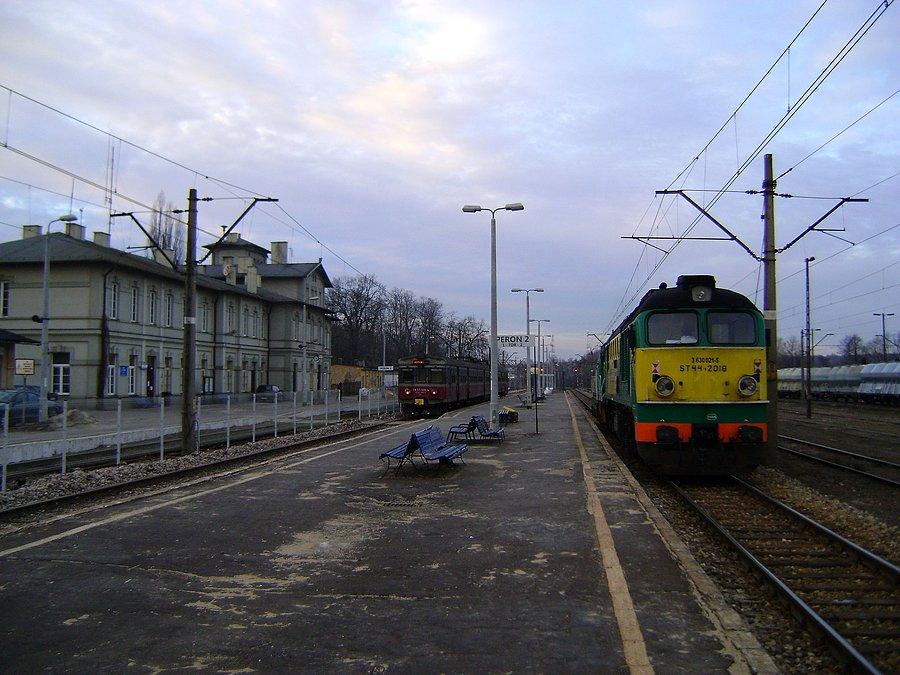 ST44-2018 na haku SM42-2292 zmierza na naprawę do bydgoskiej Pesy zatrzymując się na chwilę na stacji w Tomaszowie Mazowieckim