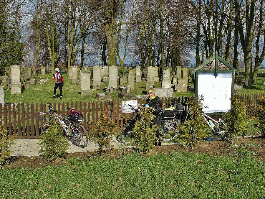 Spotkanie z ekipą PTTK Szuwarek w Wiercinach - wracamy do Tczewa. Cmentarz Mennonicki w Stogach