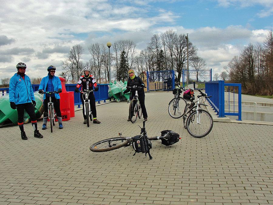 Spotkanie z ekipą PTTK Szuwarek w Wiercinach - wracamy do Tczewa. Śluza w Michałowie
