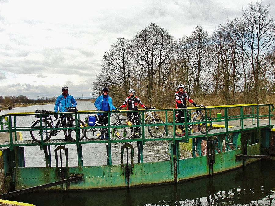 Spotkanie z ekipą PTTK Szuwarek w Wiercinach - wracamy do Tczewa. Śluza w Michałowie